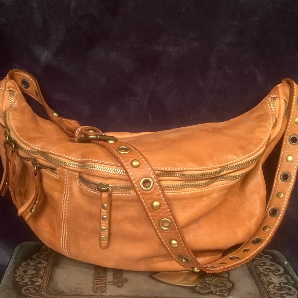 Free People Bolsa Nova Bella Italian leather sling bag